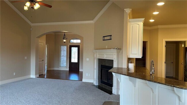 Building Photo - 2005 SW Pinoak Ave