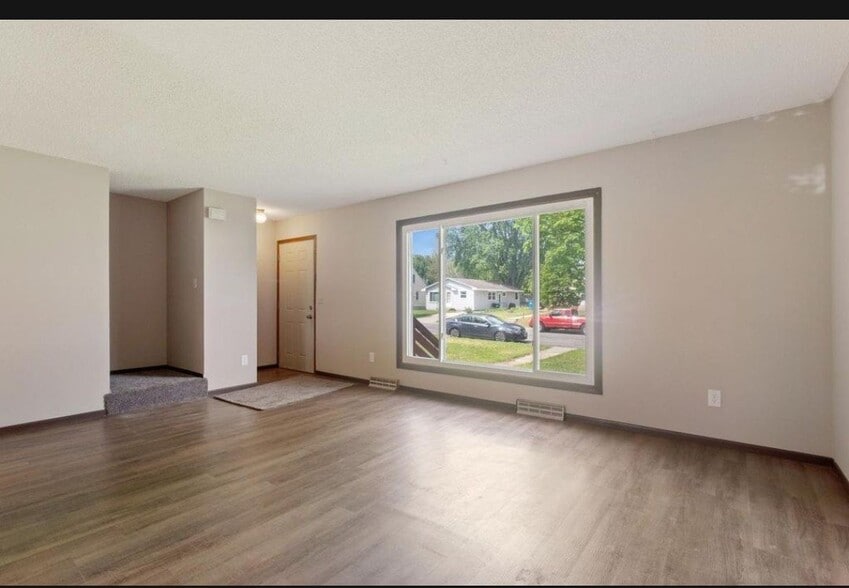 Building Photo - 605 10th Ave S