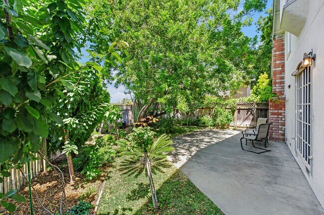 Building Photo - *COMING SOON!* 4 bed/3 bath lake house wit...