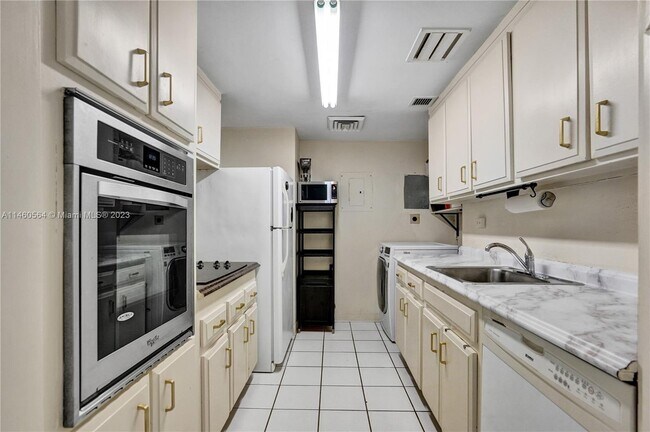 Building Photo - 2451 Brickell Ave