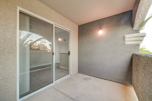 Building Photo - Charming 3 Bedroom Upstairs Condo in a Gat...