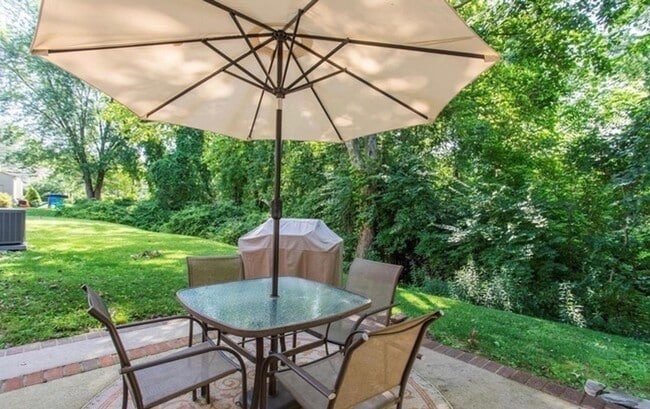 Building Photo - Beautiful updated 3-bedroom 1.5 bath townh...