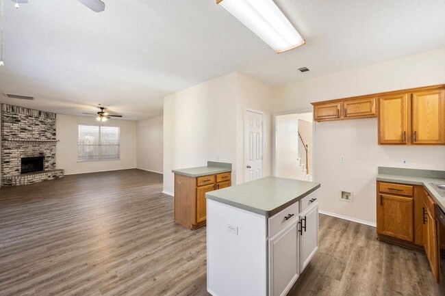 Building Photo - 6917 Club Creek Dr