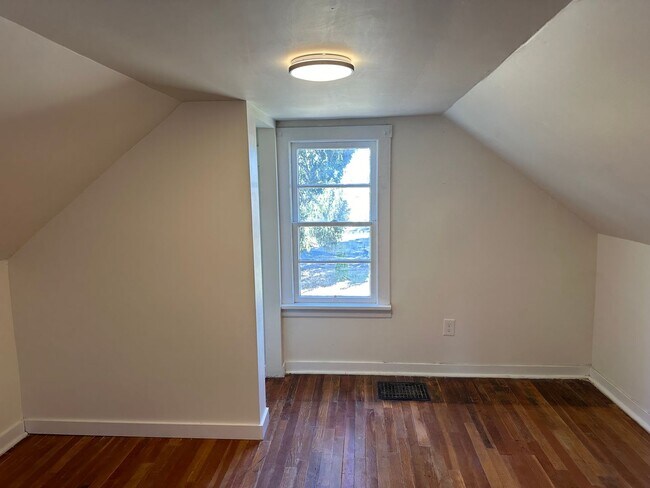 Building Photo - Updated 4 bedroom home on a huge lot!