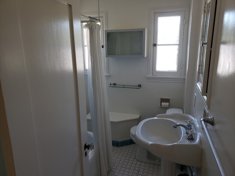 Building Photo - 2137 Vine St