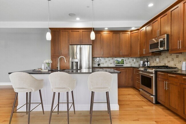 Building Photo - 350 W 2nd St