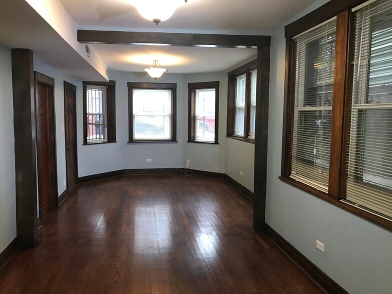 Primary Photo - 3043 W Belden Ave