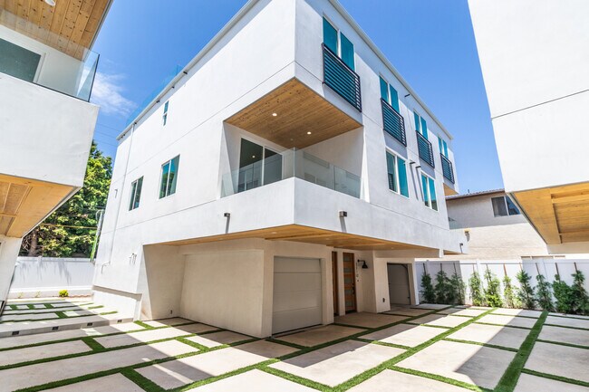 Building Photo - 4293 Tujunga Ave