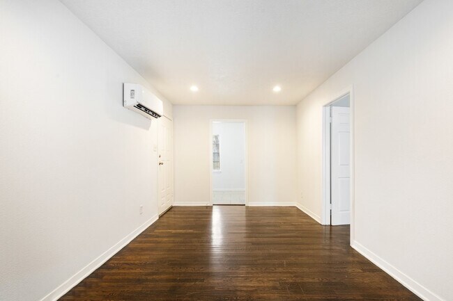 Building Photo - 8451 1/2 Howard Dr