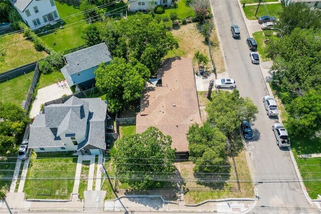 Building Photo - 1604 Springdale Rd