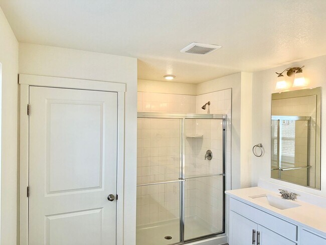 Building Photo - Beautiful 2 Year Old Home In Monument, wit...