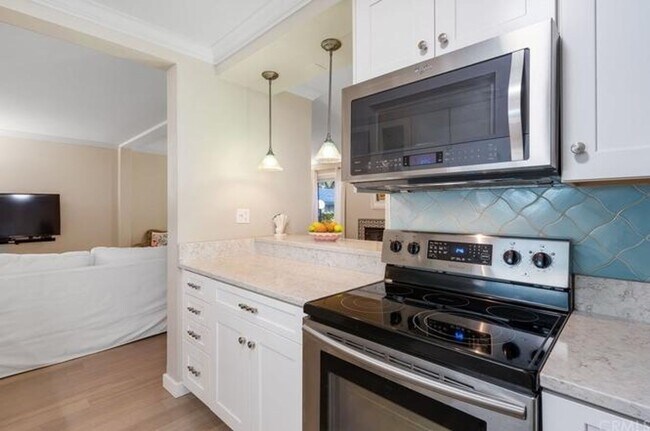 Building Photo - Beautiful Update 2 Bedroom 2 Bathroom Condo