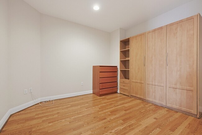 Building Photo - 142 Bigelow St