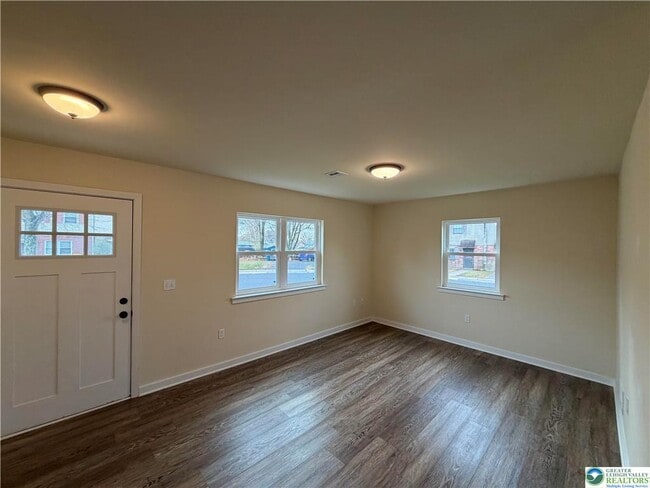 Building Photo - 102 Linda Ct N