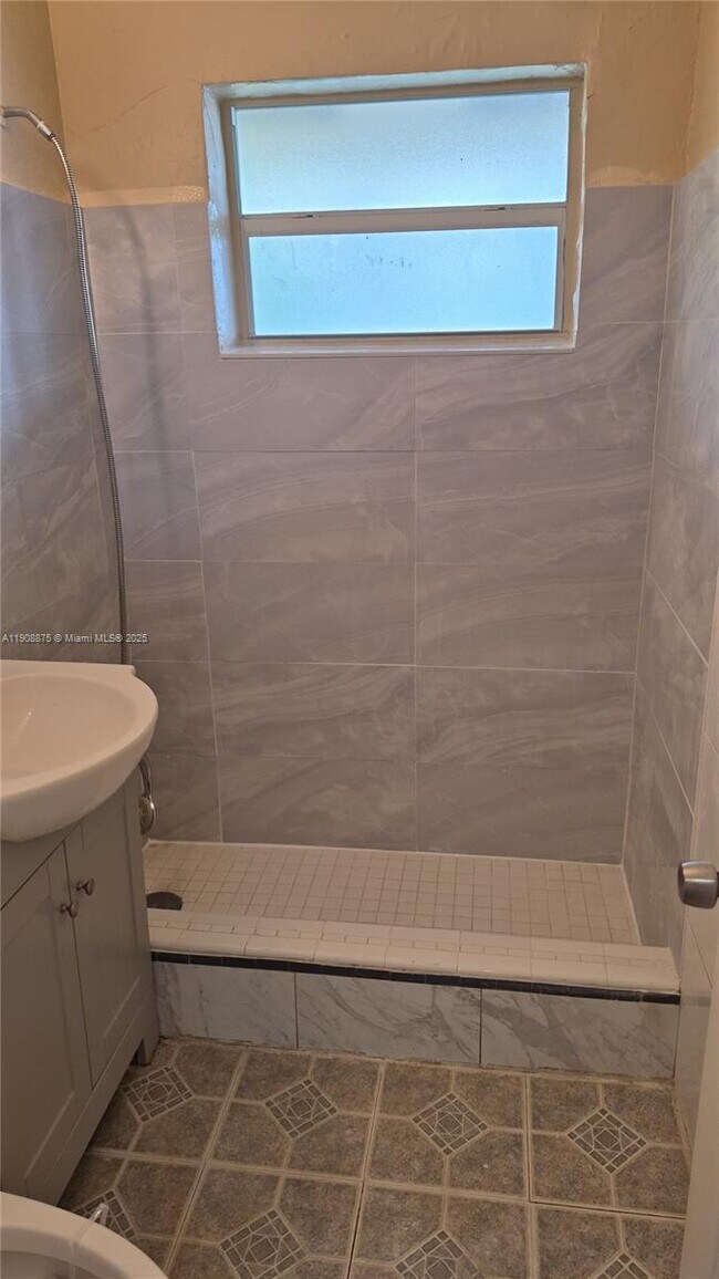 Building Photo - 704 SE 21st St