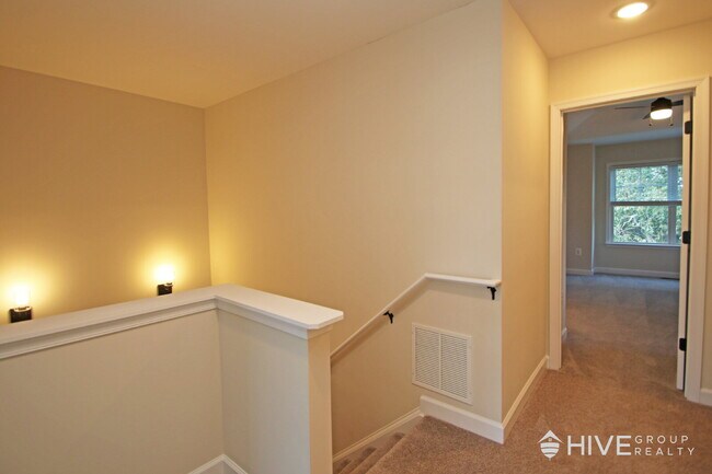 Building Photo - Beautiful End-Unit Townhouse with Pond Vie...