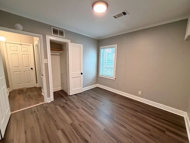 Building Photo - Cozy 3 Bedroom Home Ready for Move In!!