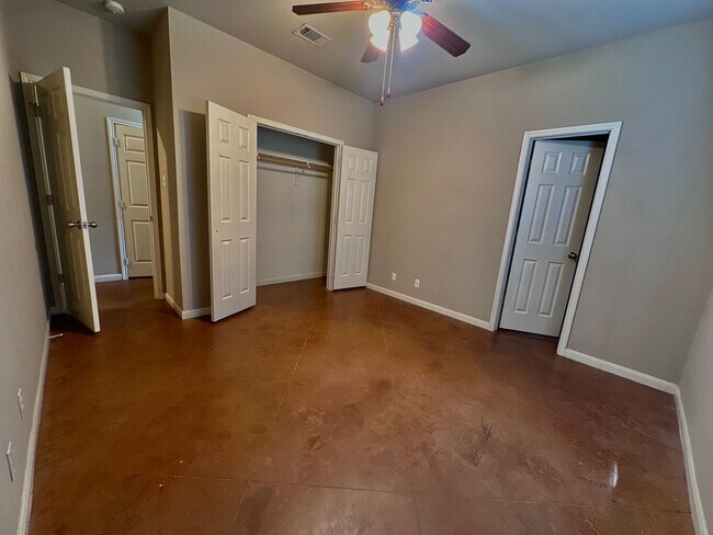 Building Photo - Charming 4/3 House Near Baylor!