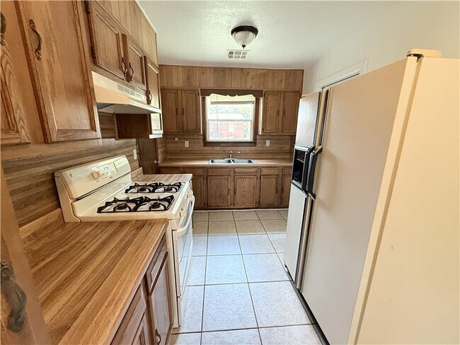 Building Photo - 1004 S 3rd St