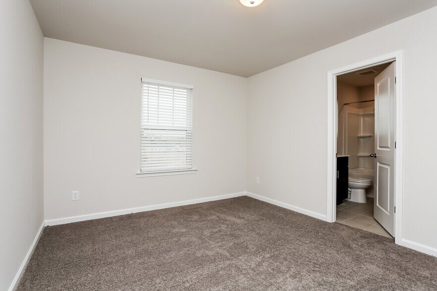 Building Photo - 1157 Sunny Lake Dr