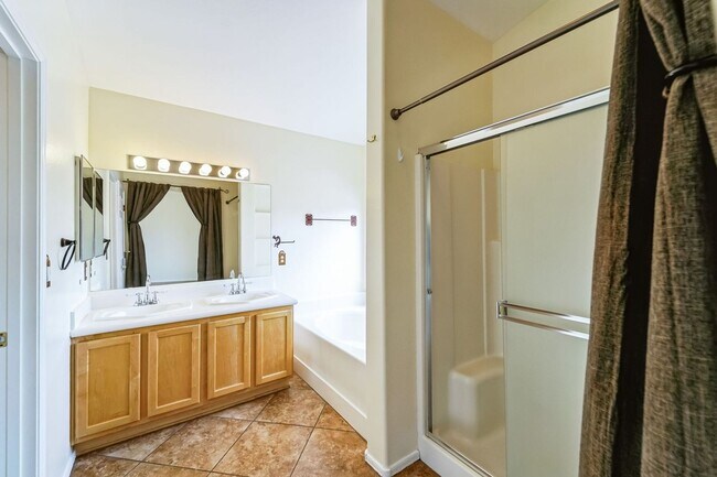 Building Photo - Spacious 4BR House in Tucson