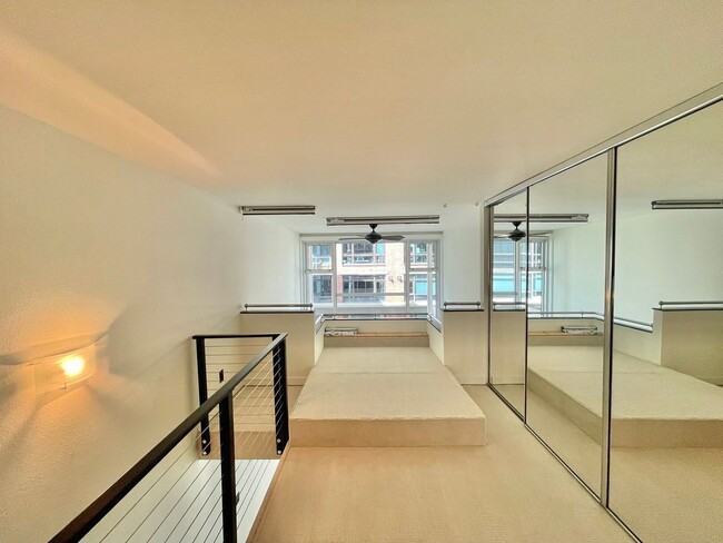 Building Photo - Beautiful Mid Century Modern Condo in Tali...