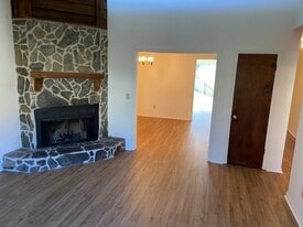 Building Photo - 5010 Hawthorne Ct