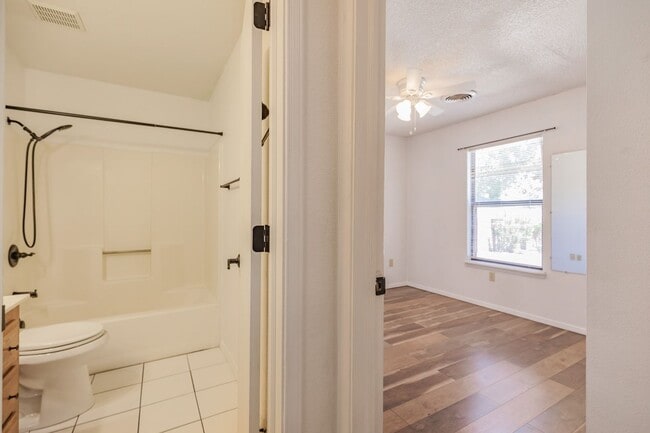 Building Photo - 3 Bedroom 2 Bath Home