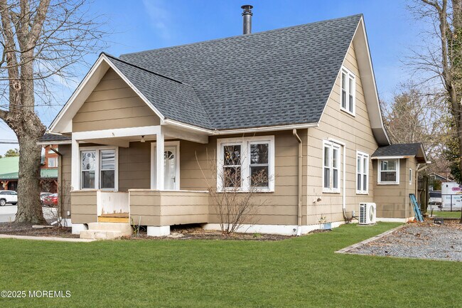 Building Photo - 2061 Lakewood Rd