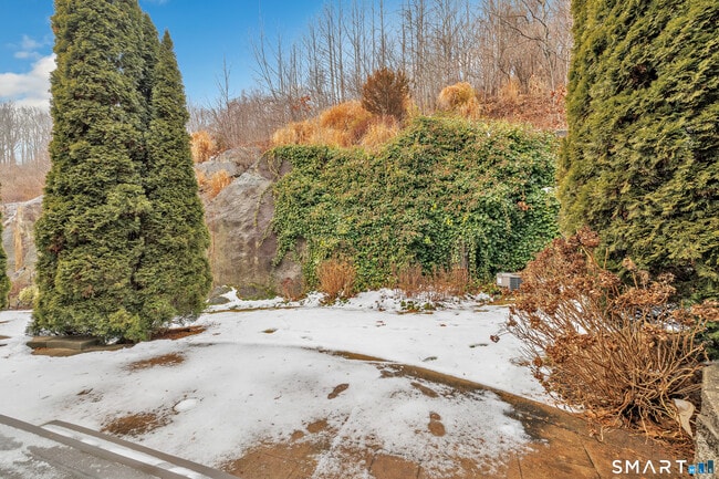 Building Photo - 665 River Rd