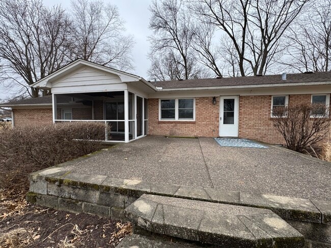 Building Photo - 233 Manor Dr