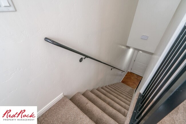 Building Photo - End Unit, DOG-FRIENDLY 3 Bedroom Townhome ...