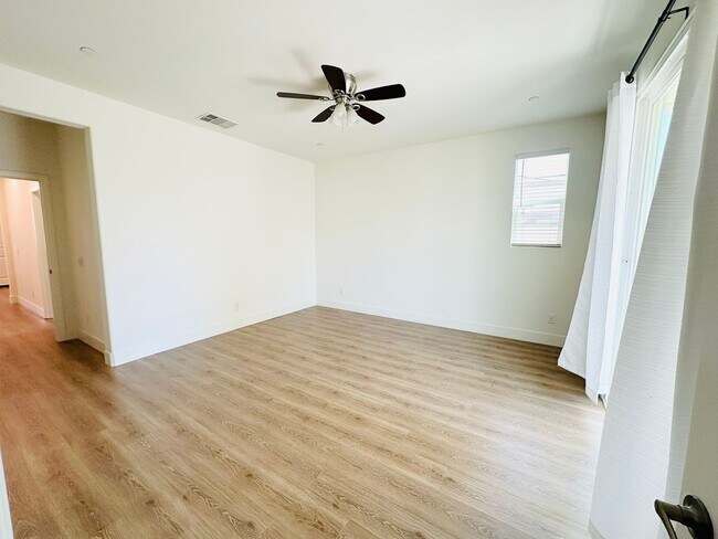 Building Photo - 10964 Roble St