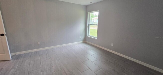 Building Photo - 5545 SE 70th Ave