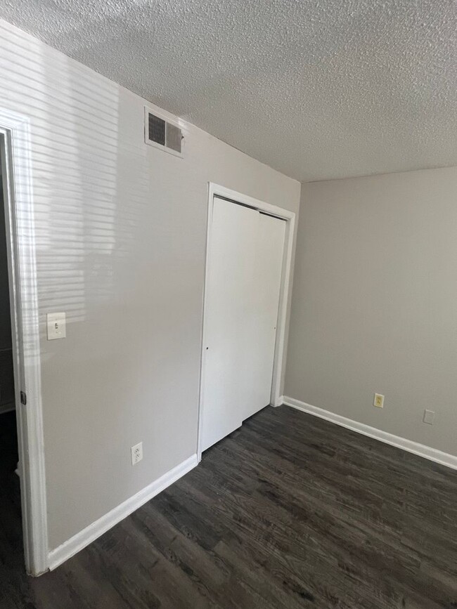 Building Photo - 1bed/1bath condo, 1st floor 758 sqft for o...