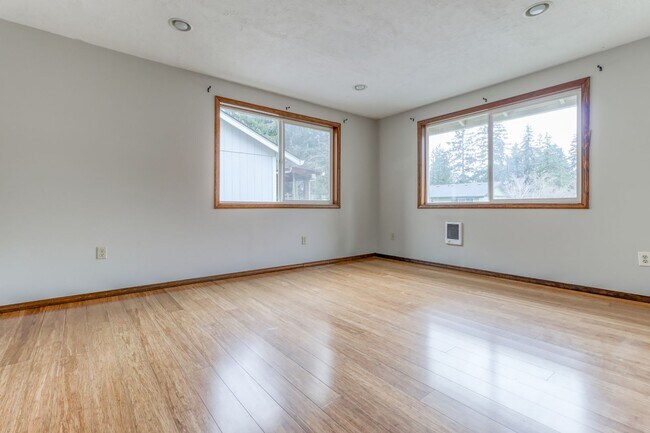 Building Photo - Custom 4BD Salmon Creek Home!