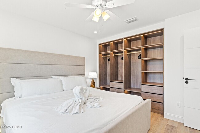 Building Photo - 8115 Thomas Dr