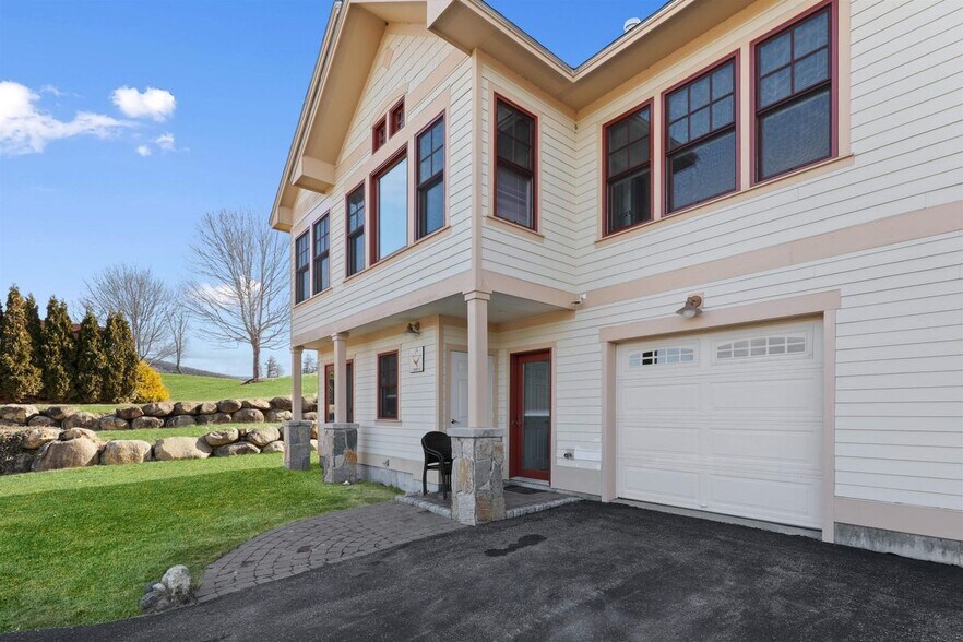 Building Photo - 13 Greenscapes, 9