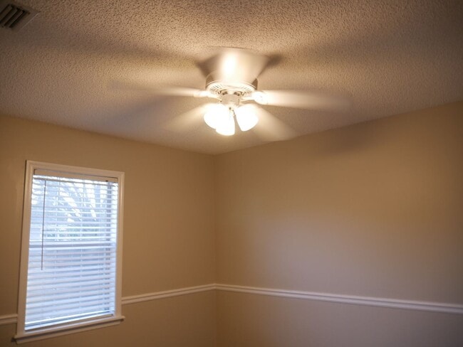 Building Photo - Three bedroom!