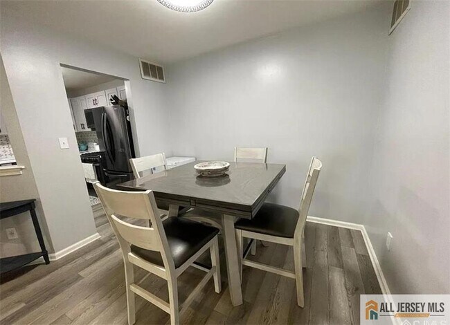 Building Photo - 802 Meadow Ct