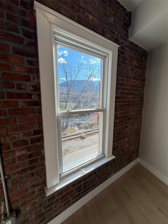 Building Photo - 554 Main St