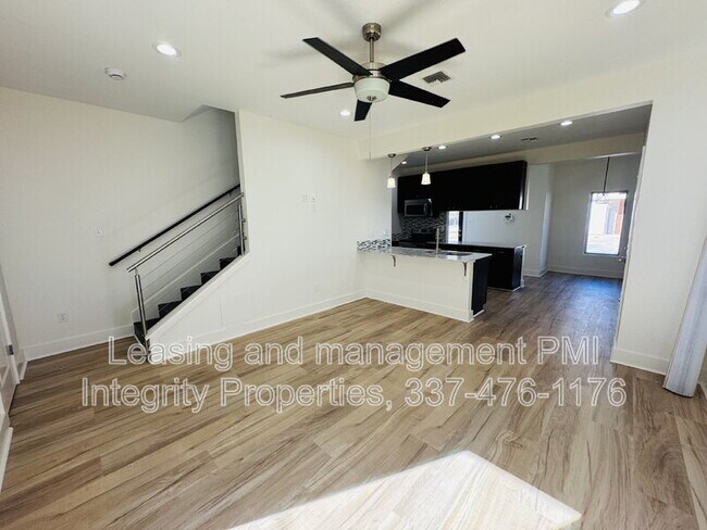 Building Photo - 113 Bayou St