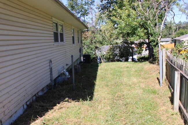 Building Photo - Spacious 3 Bedroom and 1 full bath home in...