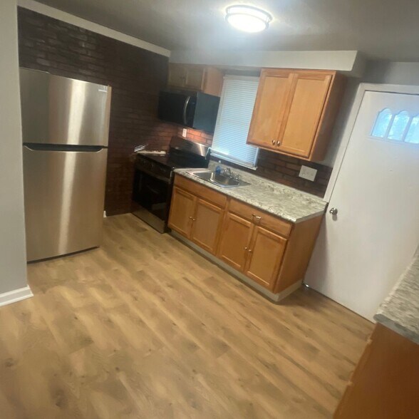 Building Photo - 243 James St