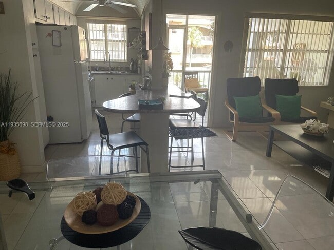 Building Photo - 541 Blue Heron Dr