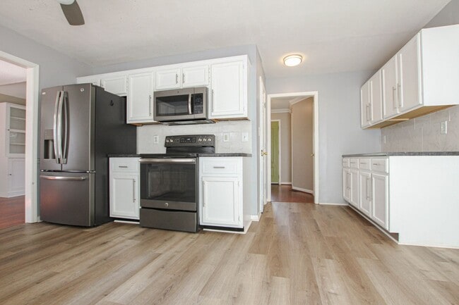 Building Photo - Pet Friendly Two Bedroom!