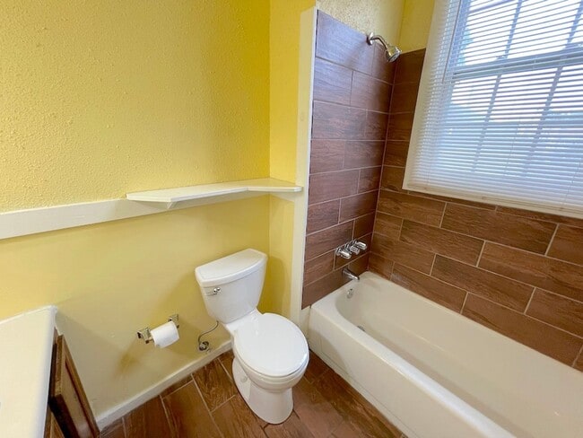 Building Photo - 2 BED | 1 BATH | DOWNTOWN