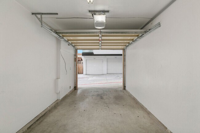 Building Photo - Spacious 3 BD/3 BA Furnished Home Near Mission Beach 9-Month Lease