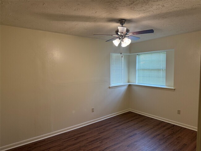 Building Photo - 214 Kings Ct