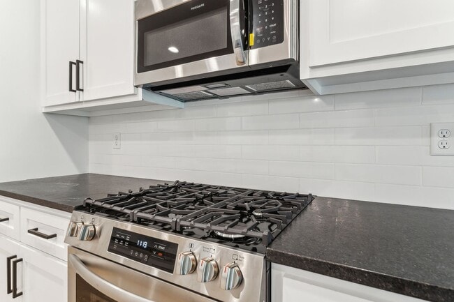 Building Photo - Spacious Home Minutes from Aspen Creek Elementary & Elam Park!